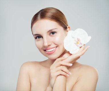 Mükemmel kadını spa modeli ile güzel bir cilt ve beyaz çiçek ellerinde. Spa Güzellik ve Cilt Bakımı