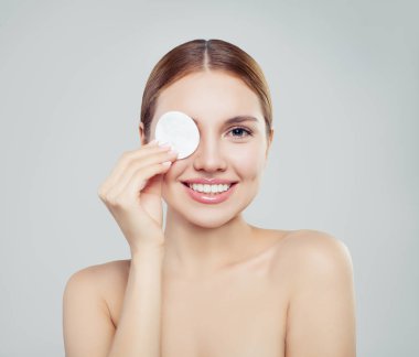 Pamuklu ped ile mutlu model kadın. Cilt Bakımı, yüz tedavi, kozmetik, güzellik ve spa gri adam üzerinde