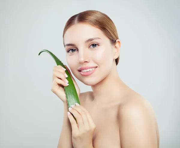 Mulher Bonita Com Pele Saudável Folha Aloe Vera Conceito Cuidados — Fotografia de Stock