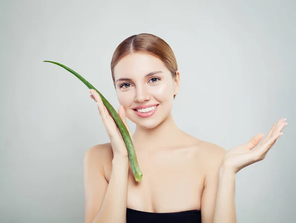 Frisk Kvinna Med Aloe Leaf Visar Tom Kopia Utrymme Den — Stockfoto