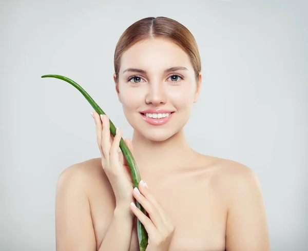 Mulher Sorridente Jovem Com Folha Aloe Vera Conceito Cuidados Com — Fotografia de Stock