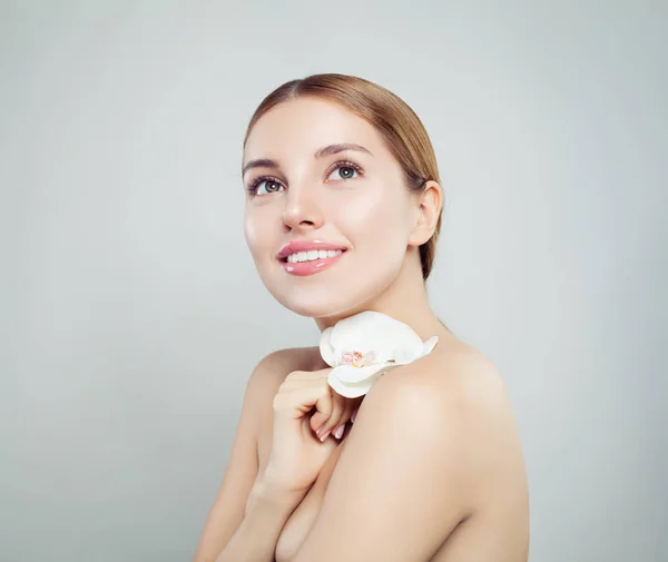 Beleza Spa Natural Jovem Com Pele Saudável Flor Orquídea Fundo — Fotografia de Stock