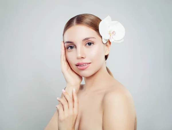 护肤和水疗理念 年轻妇女与健康皮肤画像 — 图库照片