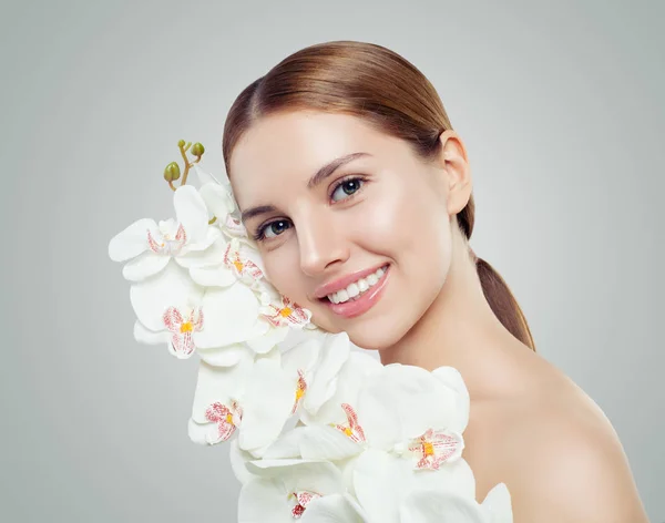 Jonge Lachende Vrouw Met Witte Orchidee Bloemen Gezonde Huid Huidverzorging — Stockfoto