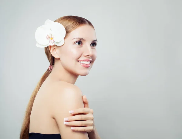 Mujer Joven Feliz Con Retrato Flor Orquídea Blanca — Foto de Stock