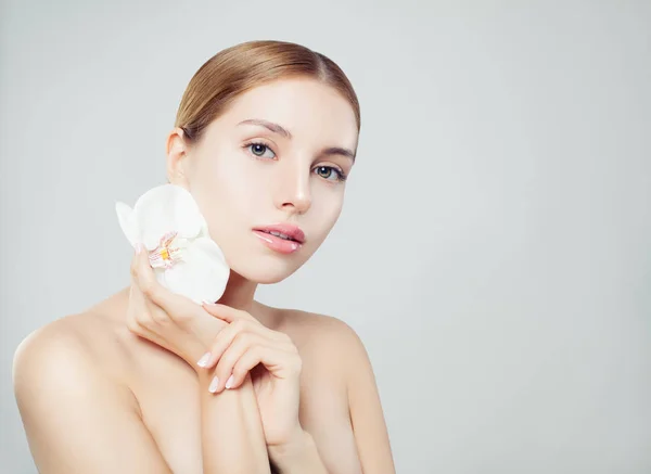 Attractive Spa Woman Portrait Smiling Girl Healthy Skin Flower — Stock Photo, Image