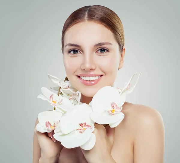 Veselá Mladá Žena Květina Orchidej Bílém Pozadí Wellness Beauty Kosmetika — Stock fotografie