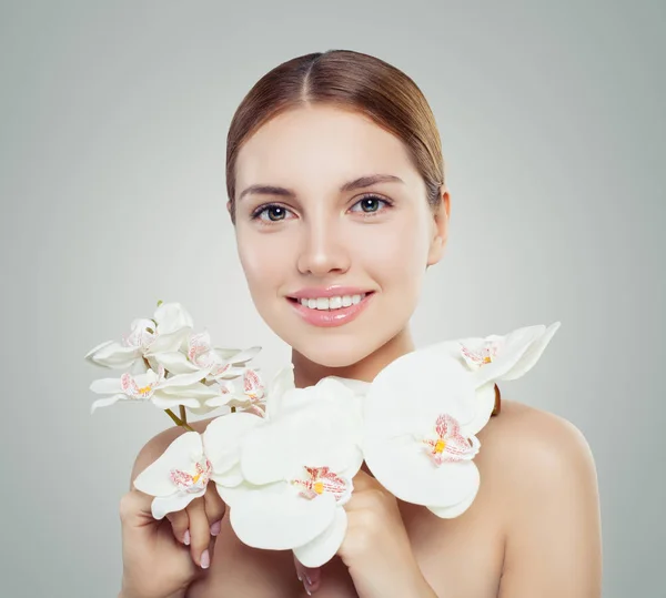 Natuurlijke Schoonheid Aantrekkelijke Vrouw Met Gezonde Huid Orchideebloem Cosmetologie Gezichtsbehandeling — Stockfoto