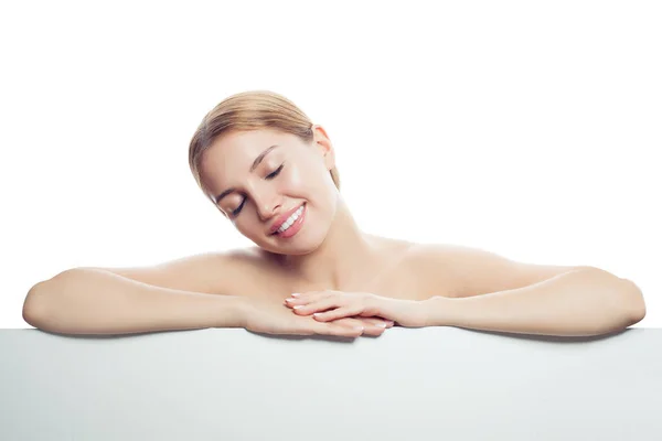 Joven Mujer Sana Descansando Sobre Fondo Blanco Belleza Spa Cosmetología —  Fotos de Stock