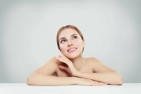 Hermosa Mujer Spa Mirando Hacia Arriba Sonriendo Sobre Fondo Blanco —  Fotos de Stock