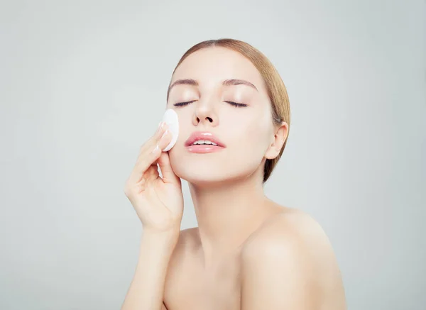 Hermosa Joven Con Almohadillas Algodón Limpias Tratamiento Facial Cosmetología Belleza — Foto de Stock