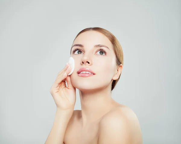 Mulher Com Uma Esponja Algodão Tratamento Facial Cosmetologia Beleza Spa — Fotografia de Stock