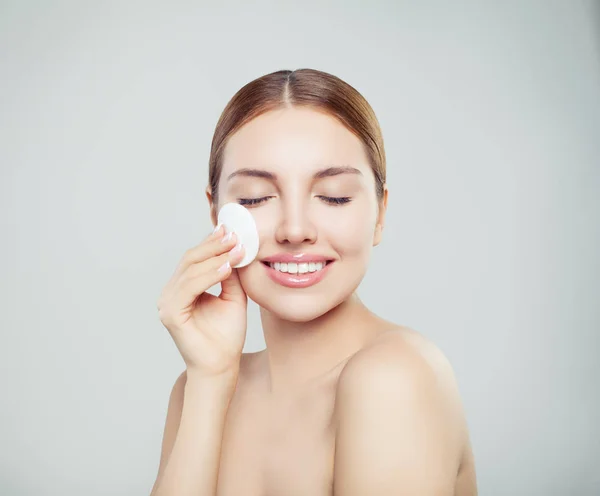 Felice Donna Sorridente Con Batuffolo Cotone Trattamento Del Viso Osmetologia — Foto Stock