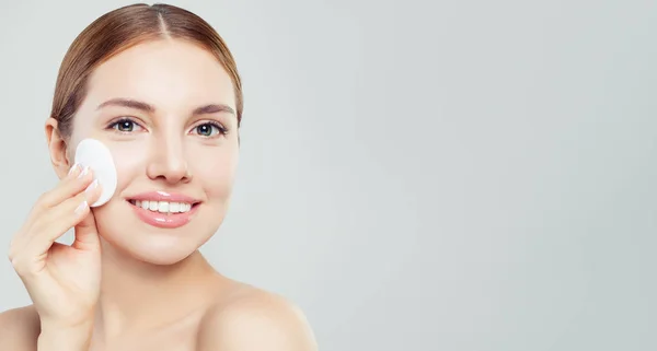Frau Mit Baumwollkissen Gesichtsbehandlung Kosmetologie Hautpflege Beauty Und Wellness — Stockfoto