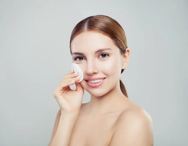 Feliz Mujer Perfecta Con Almohadillas Algodón Limpias Concepto Cuidado Piel — Foto de Stock