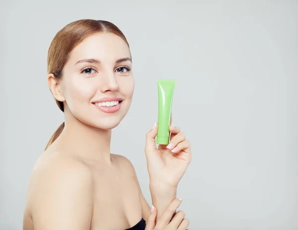 Schöne Lächelnde Frau Mit Feuchtigkeitscreme Tube Kosmetologie Hautpflege Und Gesichtsbehandlung — Stockfoto