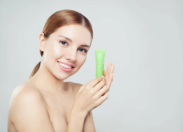 Linda Mujer Sonriente Con Tubo Crema Hidratante Cuidado Piel Concepto — Foto de Stock