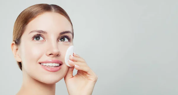 Mujer Sonriente Con Almohadillas Algodón Limpias Tratamiento Facial Cuidado Piel — Foto de Stock