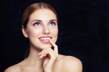 Göz alıcı makyaj kopya alanı siyah zemin üzerine ararken kadınla