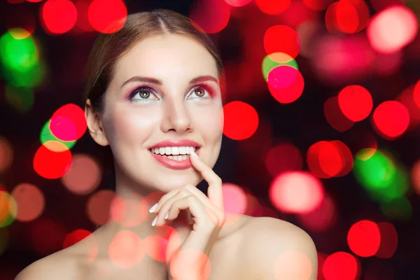 Mujer Alegre Modelo Moda Con Maquillaje Sonriendo Celebración Brillo Fondo — Foto de Stock