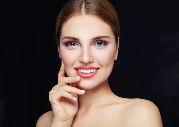 Feliz Mulher Sorridente Com Maquiagem Colorida Fundo Preto — Fotografia de Stock