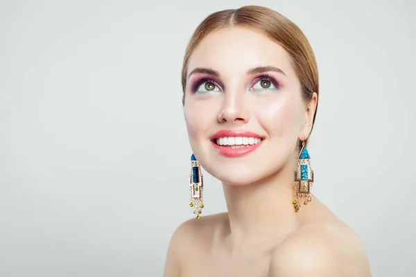 Glamorous Kobieta Moda Model Idealny Makijaż Patrząc Górę Uśmiechając Się — Zdjęcie stockowe