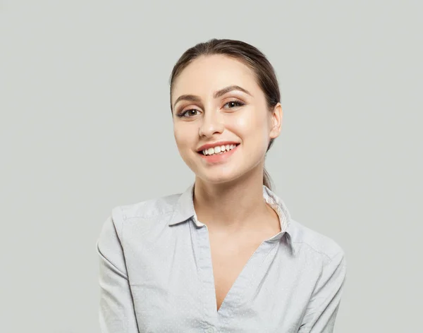 Amichevole Giovane Donna Sorridente Sfondo Bianco — Foto Stock