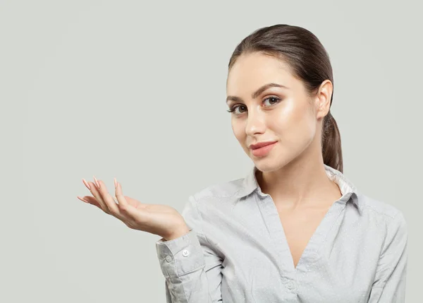 Mujer Joven Mostrando Espacio Copia Vacío Mano Abierta Sobre Fondo — Foto de Stock