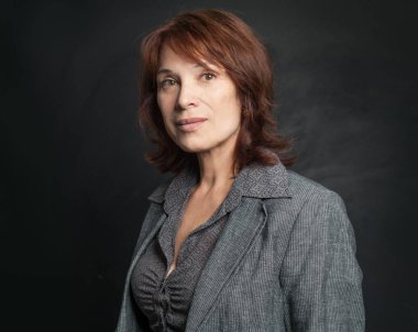 Takım, gülümseyen olgun işkadını portre