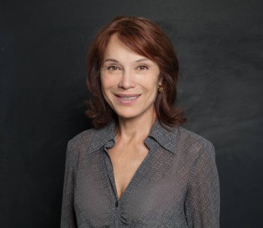 Siyah arka plan üzerinde gülümseyen yaşlı kadın portre