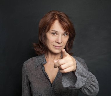 Blackboard arka plan üzerinde işaret mutlu olgun kadın iş kadını