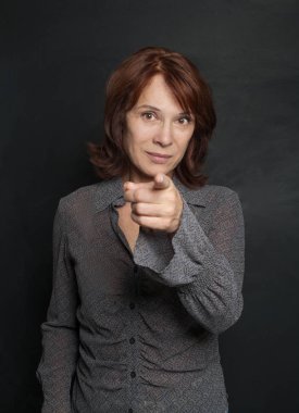 Tahtaya işaret orta yetişkin kadın işkadını