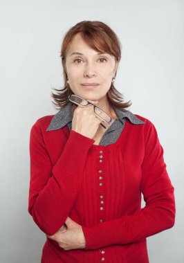 Gözlük ile dostça Olgun kadın. Kendine güvenen iş kadını gülümseyen, portre