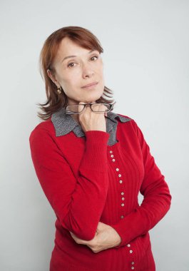 Gözlüklü emin iş kadını. Kırmızı hırka dostça Olgun kadın portresi