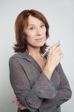 Güzel olgun işkadını gözlüklü, portre