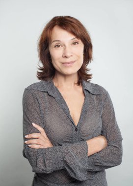 Çapraz kollu gülümseyen Olgun kadın portre