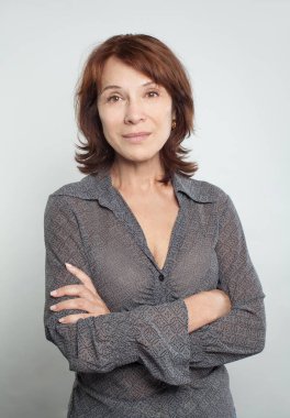 Şirin ile çapraz kollar, Yetişkin kadın orta portre
