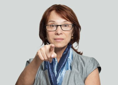 İş kadını beyaz zemin üzerine işaret