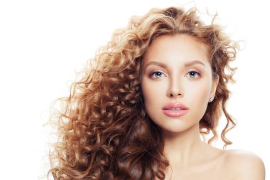 Beyaz izole açık cilt ve uzun kıvırcık saç modeli olan kadın