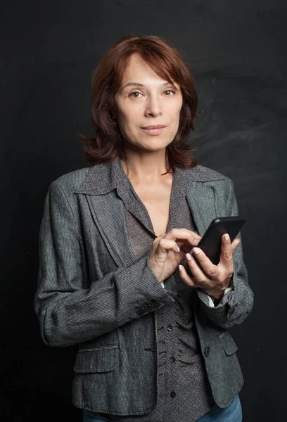 Ώριμη Γυναίκα Smartphone Μαυροπίνακα Φόντο Πορτρέτο — Φωτογραφία Αρχείου