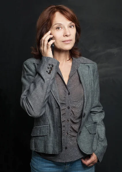 美しい成熟したビジネス女性携帯電話 スマート フォンで実業家 — ストック写真
