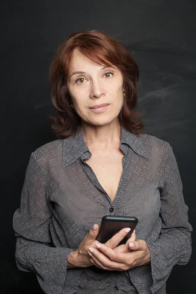 Belle Femme Affaires Moyenne Adulte Avec Smartphone Sur Fond Noir — Photo