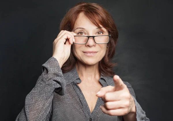 Glad Affärskvinna Glasögon Pekar Porträtt — Stockfoto