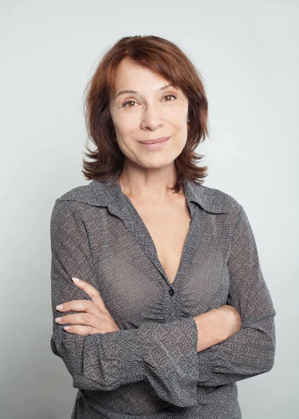 Sorrindo Mulher Madura Com Braços Cruzados Retrato — Fotografia de Stock