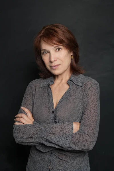 Akıllı iş kadını ile çapraz kollar, portre