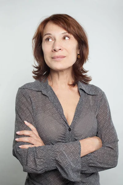 Retrato Una Hermosa Mujer Mayor Pie Junto Pared Blanca — Foto de Stock