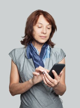 Olgun işkadını Smartphone kullanarak