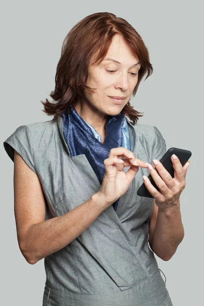Rijpe Vrouw Met Smartphone Texting Collega Zakelijke Vrouw Mobiele Telefoon — Stockfoto