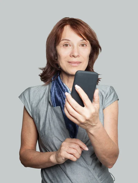 Rijpe Vrouw Glimlachend Met Behulp Van Smartphone Chatten Portret — Stockfoto