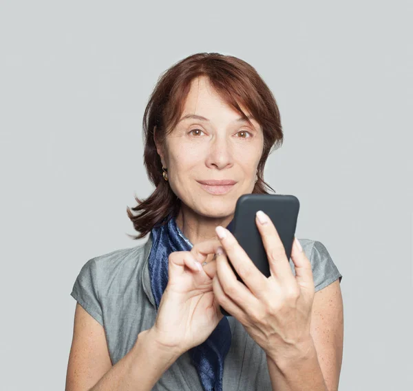 Rijpe Vrouw Met Behulp Van Smartphone Wit — Stockfoto